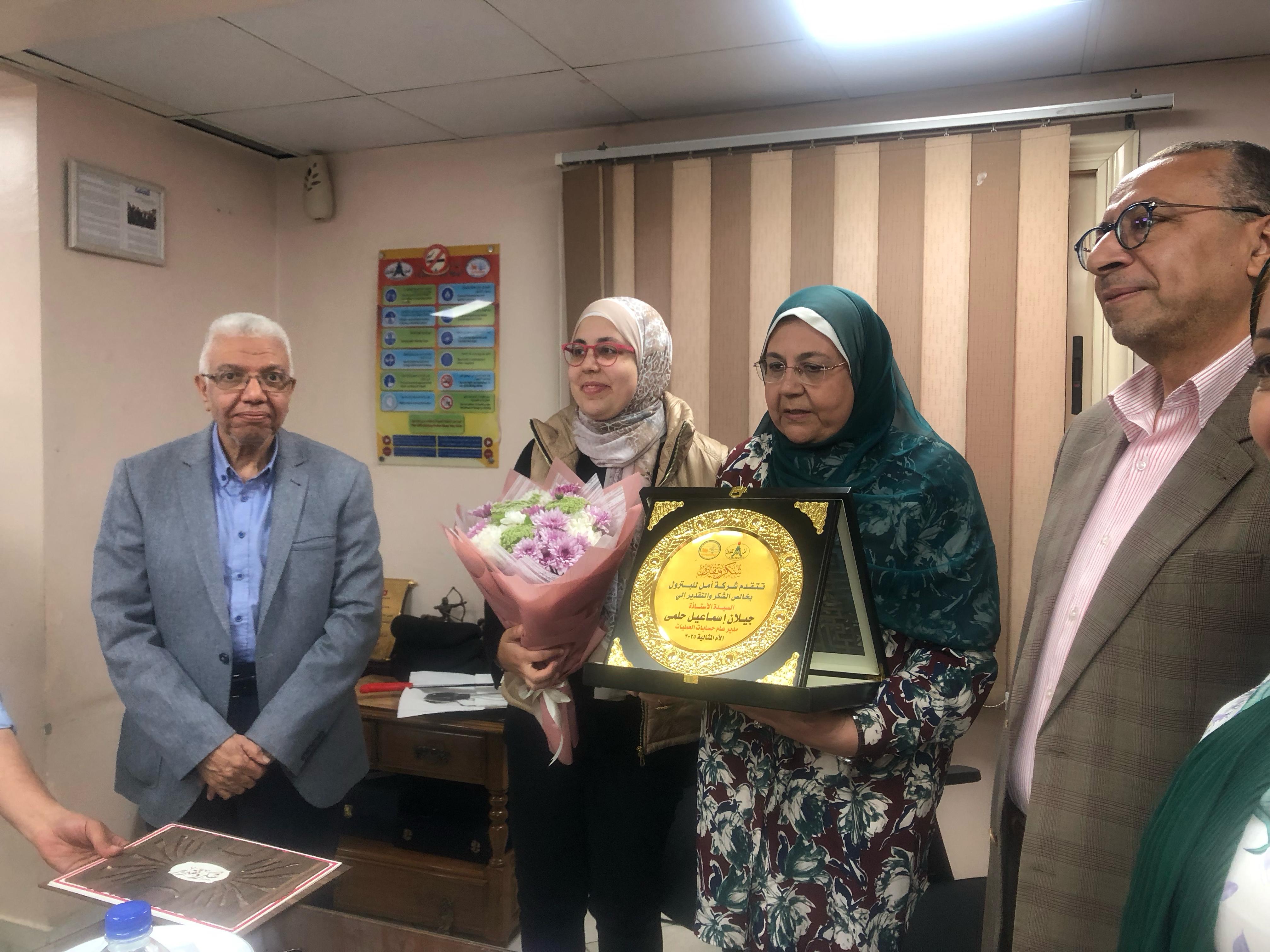 أمل للبترول تكرم جيلان إسماعيل بمناسبة اختيارها الأم المثالية للشركة 